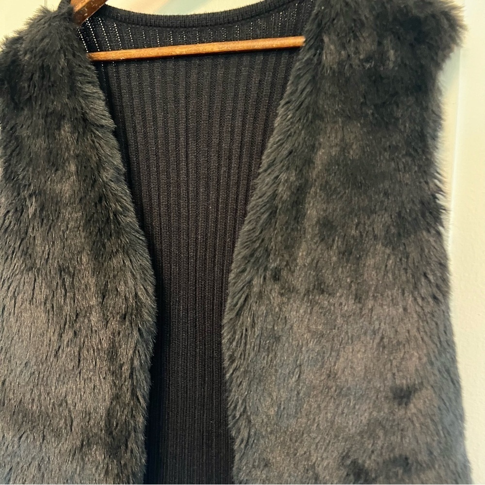 Women’s Large / Extra Large All Black Faux Fur Vest - Picture 5 of 8